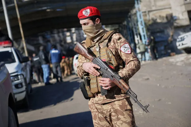 عنصر من الجيش السوري في حي الشيخ مقصود بمدينة حلب (أ.ب)