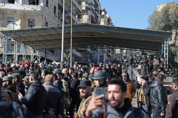Suriye güvenlik güçleri, Halep'teki Şeyh Maksud mahallesinin sakinlerini tehlike bölgesinden tahliye etti. (AFP)