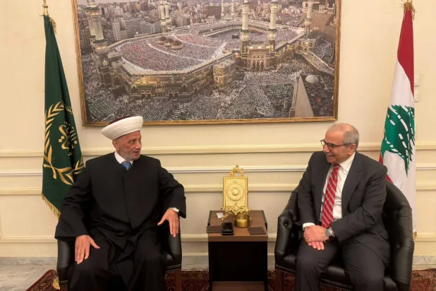 رئيس الحكومة نواف سلام مجتمعاً مع المفتي دريان (رئاسة الحكومة)