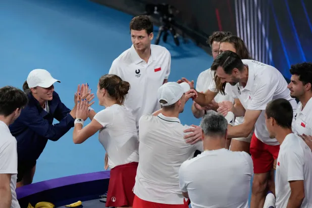 فرحة الفريق البولندي بالفوز المثير على أميركا (أ.ب)