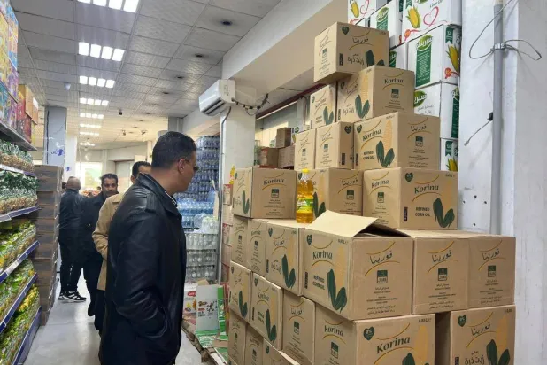 حملة تفتيش على أحد متاجر بيع المواد الغذائية في طرابلس (إدارة إنفاذ القانون)