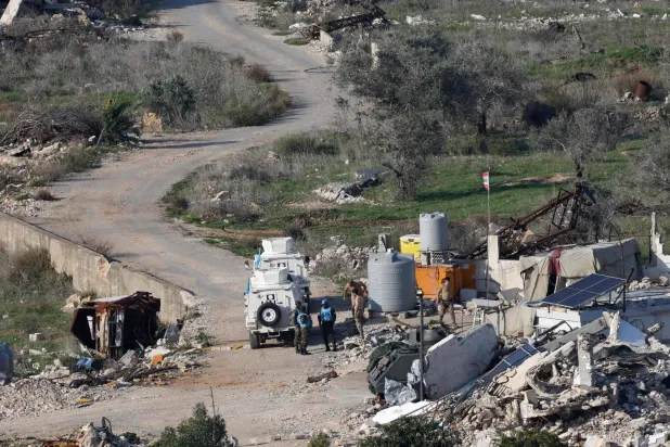 آليات تابعة لقوات «اليونيفيل» عند الحدود الجنوبية اللبنانية التي تتعرض في الأيام الأخيرة لتصعيد عسكري إسرائيلي (أ.ف.ب)