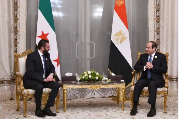 السيسي خلال لقاء الشرع على هامش «القمة العربية» بالقاهرة في مارس الماضي (الرئاسة المصرية)