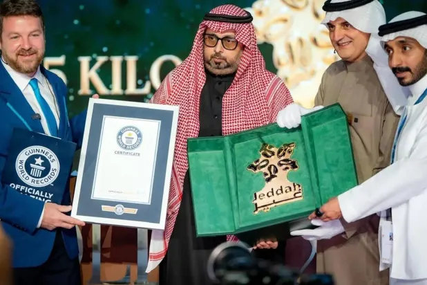 بلغ وزن درع شعار «موسم جدة» 8.769 كيلوجرام من الذهب (واس)