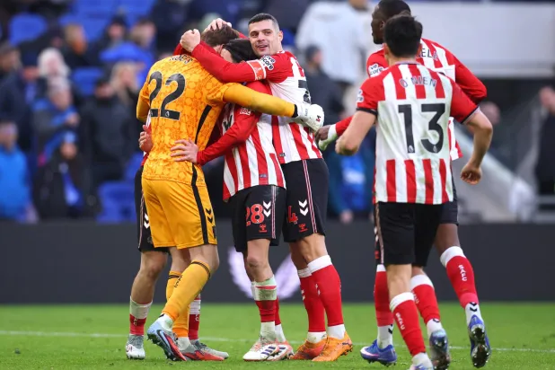 فرحة لاعبي سندرلاند بالفوز على إيفرتون (رويترز)