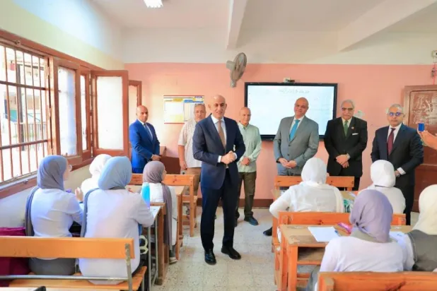 وزير التربية والتعليم المصري يشرح للطالبات مزايا نظام «البكالوريا» خلال زيارة لمدرسة في سبتمبر الماضي (وزارة التربية والتعليم)