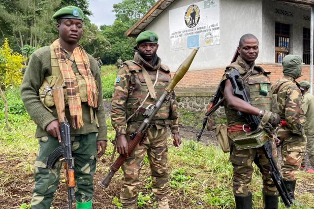 جنود من جيش الكونغو الديمقراطية يتمركزون خارج غوما في مقاطعة شمال كيفو (رويترز)
