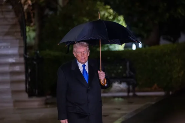 ترمب يتحدث إلى الصحافيين لدى مغادرته البيت الأبيض (د.ب.أ)