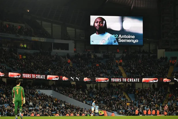 احتفالية ملعب «الاتحاد» بهدف الوافد الجديد أنطوان سيمينو (رويترز)