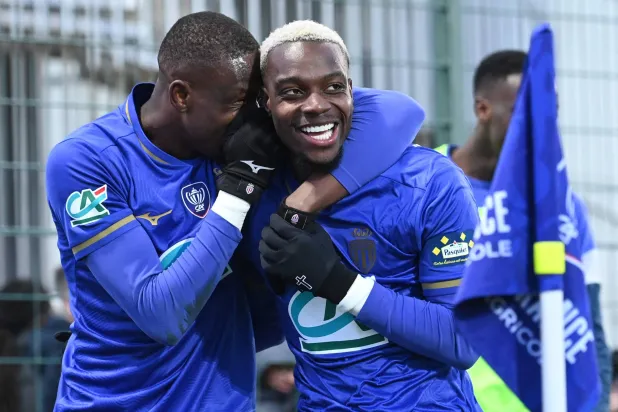 ثنائي موناكو بالوغون وإلينيخينا يحتفلان بالفوز في الكأس (أ.ف.ب)