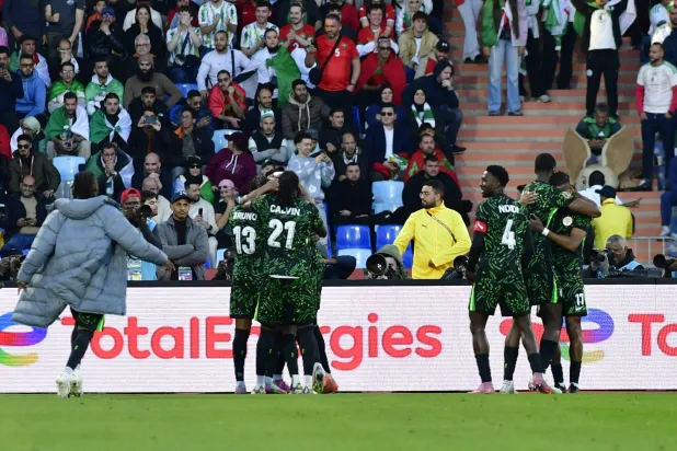 احتفالية لاعبي منتخب نيجيريا بالفوز على الجزائر (إ.ب.أ)