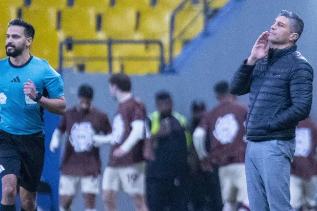 بيدرو يراقب أداء لاعبيه خلال المباراة (تصوير: سعد الدوسري)