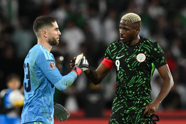 أوسيمين يصافح لوكا زيدان حارس مرمى الجزائر بعد نهاية المباراة (أ.ف.ب)