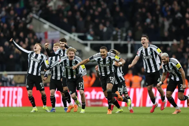 لاعبو نيوكاسل ينطلقون فرحاً بعد الفوز بواسطة ركلات الترجيح (رويترز)