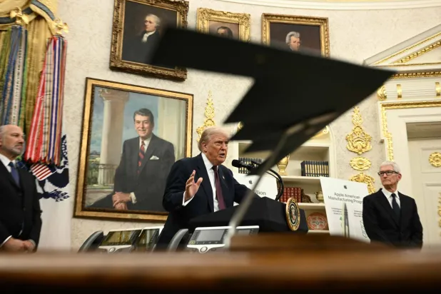 ترمب يتحدث في المكتب البيضاوي بينما وضع أمامه مجسماً من قاذفات «بي 2» التي قصفت منشآت إيران النووية 6 أغسطس الماضي (أ.ف.ب)