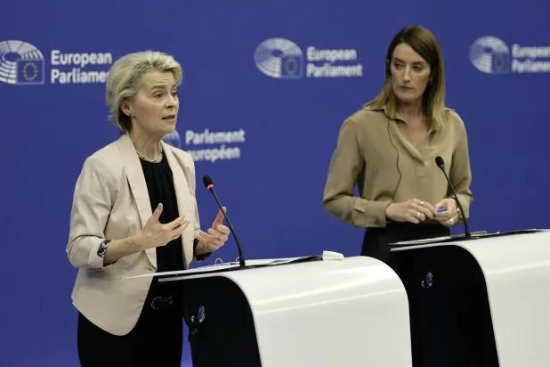 رئيستا المفوضية الأوروبية أورسولا فون دير لاين (يسار) والبرلمان الأوروبي روبرتا ميتسولا بستراسبورغ في 27 نوفمبر (إ.ب.أ)