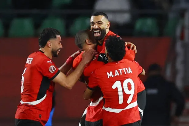 صلاح محتفلاً بالهدف (رويترز)