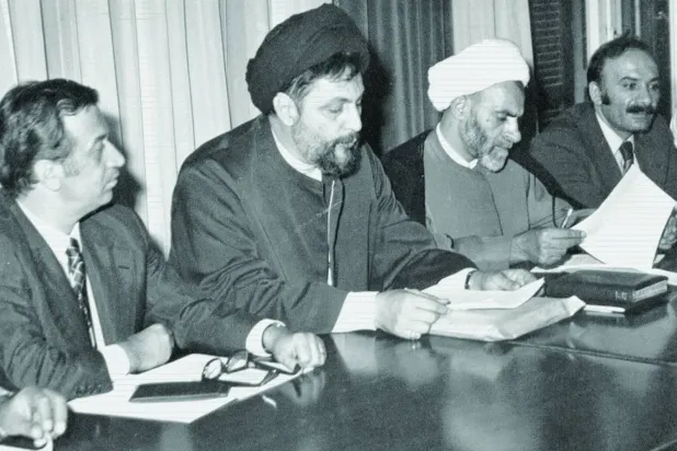 İmam Musa Sadr, bir basın toplantısı düzenleyerek bir konuşma yaptı. Konuşma sırasında yanında Şeyh Muhammed Mehdi Şemseddin, Milletvekili Hüseyin el-Hüseyni ve Basın Sendikası Başkanı Riyad Taha yer aldı. (İmam Musa Sadr Araştırma ve İnceleme Merkezi)