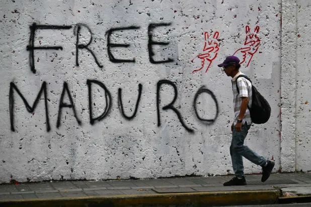 Devrik Venezuela Devlet Başkanı Nicolás Maduro'nun serbest bırakılmasını talep eden bir duvar resmi (AFP)