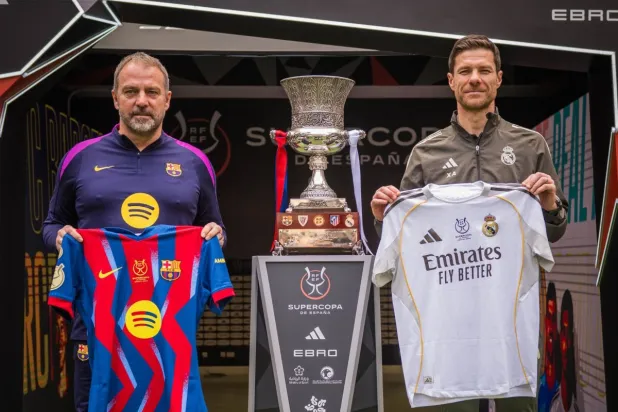 المدربان فليك وألونسو ولقطة مع الكأس قبل النهائي الكبير (الشرق الأوسط)