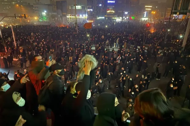 Tahran'ın kuzeybatısındaki Punak bölgesinde cuma günü bir protesto gösterisi düzenlendi (Telegram)