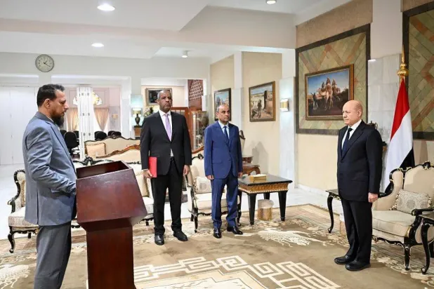 Aden Valisi ve yeni Devlet Bakanı Abdurrahman Şeyh, Alimi'nin huzurunda yemin etti (SABA)