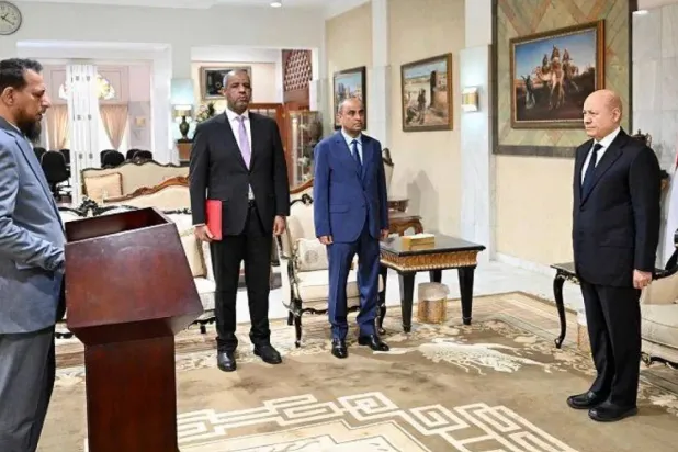 Minister of State and Governor of Aden Abdulrahman Sheikh al-Yafei takes the constitutional oath on Saturday before the Chairman of the Presidential Leadership Council, Rashad al-Alimi. Saba