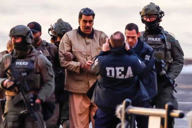 الرئيس الفنزويلي المحتجز في الولايات المتحدة نيكولاس مادورو لدى نقله إلى المحكمة في نيويورك الأسبوع الماضي (رويترز)