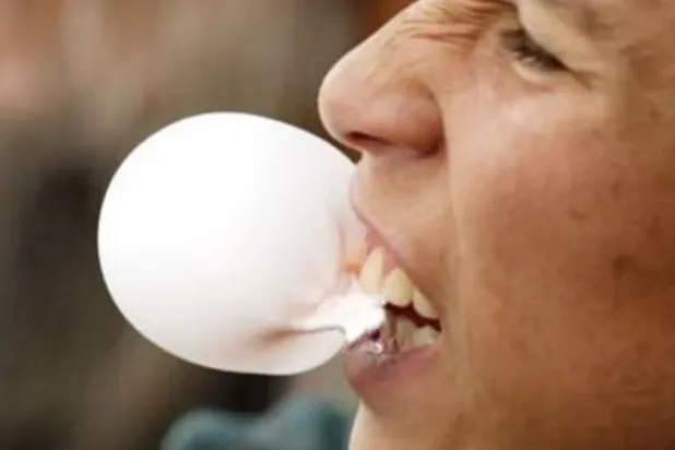 مضغ العلكة قد يساعد على تعزيز الانتباه والتركيز وتخفيف التوتر (رويترز)