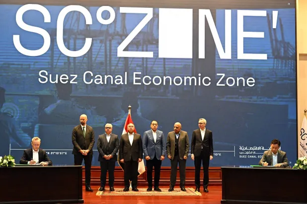 رئيس الوزراء المصري مع عدد من الوزراء يشهدون توقيع اتفاقيات للطاقة المتجددة (رئاسة مجلس الوزراء)