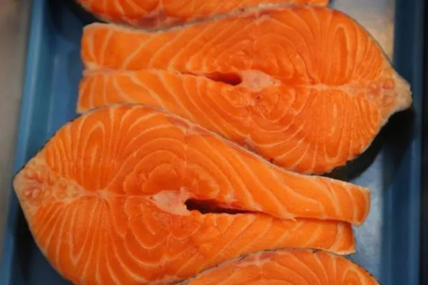 يُعدّ سمك السلمون من أفضل مصادر الدهون المتعددة غير المشبعة (رويترز)
