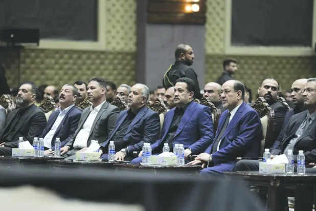 رئيس الوزراء العراقي محمد شياع السوداني بجانب نوري المالكي خلال مناسبة دينية سابقة في بغداد (أرشيفية - إعلام حكومي)