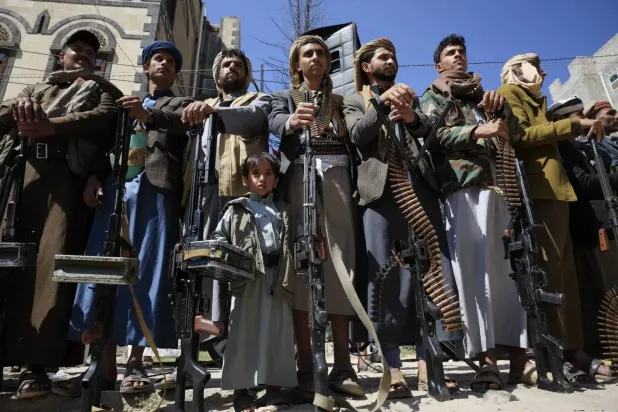 الحوثيون مستمرون في أعمال الحشد والتعبئة العسكرية في مناطق سيطرتهم (إ.ب.أ)