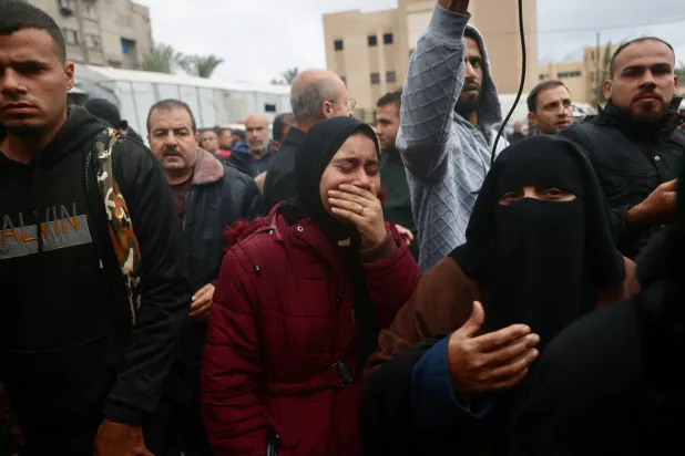 امرأة فلسطينية تبكي مع وصول عائلات لاستلام جثامين ذويها في اليوم التالي للقصف الإسرائيلي الذي أسفر عن مقتل أكثر من 12 شخصاً بينهم أطفال في مستشفى ناصر بخان يونس جنوب قطاع غزة (أ.ف.ب)