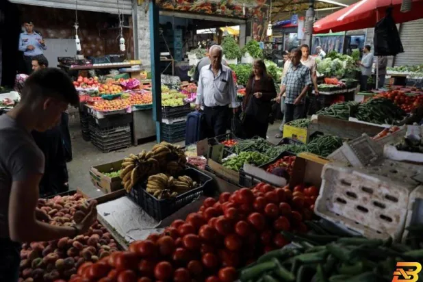 متسوقون في إحدى الأسواق بالعاصمة الأردنية عمان (رويترز)