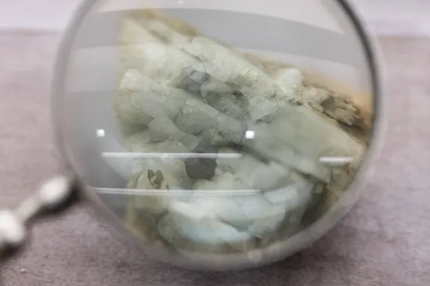 عينة من معدن المونازيت المستخدم في صناعة العناصر الأرضية النادرة معروضة في المتحف الجيولوجي الصيني في بكين (رويترز).