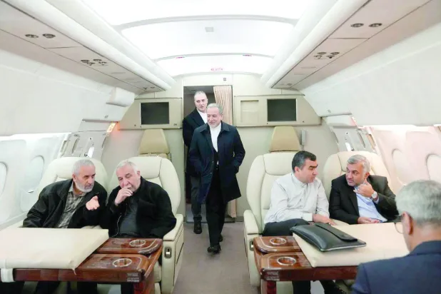 عراقجي على متن طائرة تقلّه إلى بيروت (الخارجية الإيرانية)