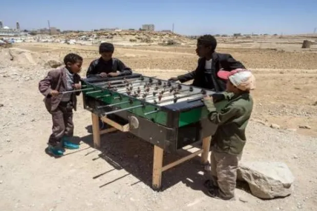 أطفال اليمن أُجبروا على مغادرة مقاعد الدراسة ويفتقرون لمساحات الترفيه (غيتي)