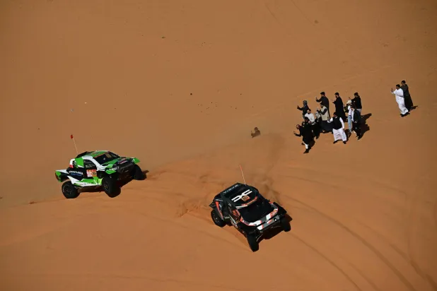 السائق القطري ناصر العطية بقي في صدارة الترتيب العام مستغلاً تعثر لاتيغان في المرحلة السادسة (أ.ف.ب)