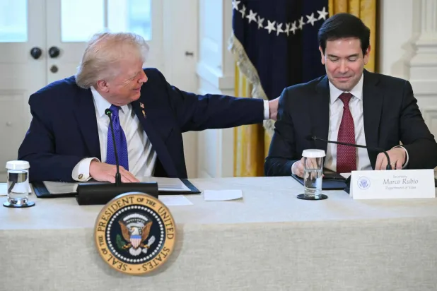 الرئيس الأميركي دونالد ترمب ووزير خارجيته ماركو روبيو خلال اجتماع مع مديري شركات النفط الأميركية في الغرفة الشرقية بالبيت الأبيض (أ.ف.ب)