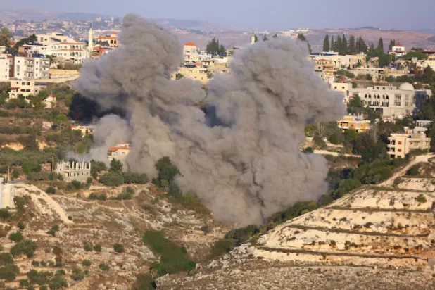  Smoke rises after Israeli strikes following Israeli military's evacuation orders, in Chehour, southern Lebanon November 19, 2025. REUTERS/Ali Hankir 
