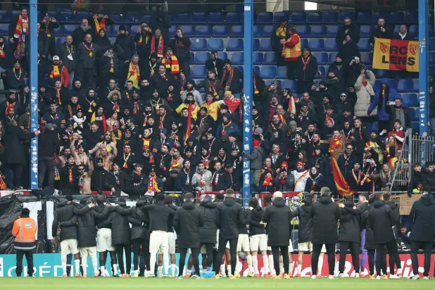 احتفالية لاعبي لانس مع جماهيرهم الزائرة بالفوز على سوشو (أ.ف.ب)