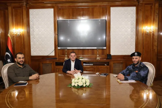 الدبيبة يتوسط وزير الداخلية عماد الطرابلسي (يمين) والزوبي نوفمبر 2025 (حكومة «الوحدة»)