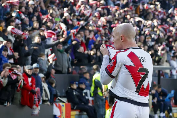 إسحاق بالازون لاعب فايكانو يحتفل بهدف الفوز على مايوركا (إ.ب.أ)