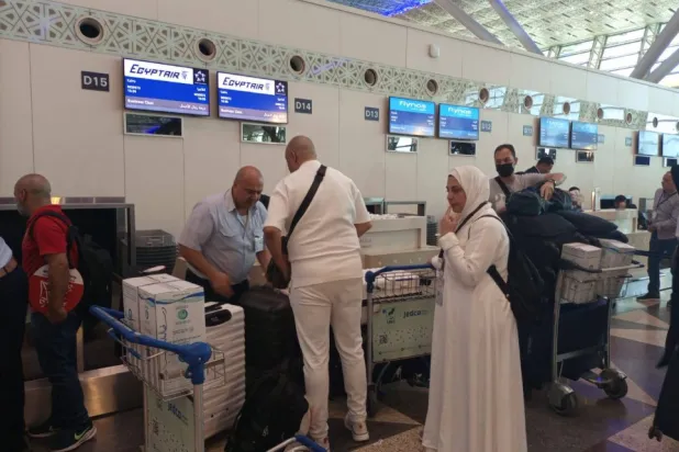 معتمرون مصريون يتأهبون لرحلة جوية لأداء المناسك (وزارة السياحة المصرية)