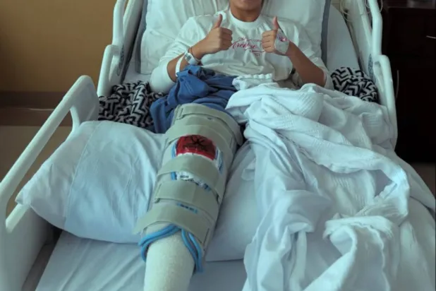 ليلى علي حارسة سيدات الهلال على السرير الأبيض بعد إجراء العملية (الشرق الأوسط)