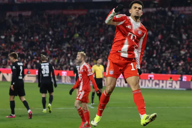 لويس دياز يحتفل بهدفه في فولفسبورغ (أ.ف.ب) 