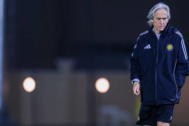 خيسوس خلال إشرافه على تدريبات النصر الأخيرة (موقع النادي)