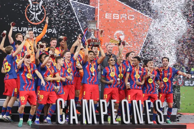 لاعبو برشلونة خلال تتويجهم باللقب (تصوير: عدنان مهدلي) 