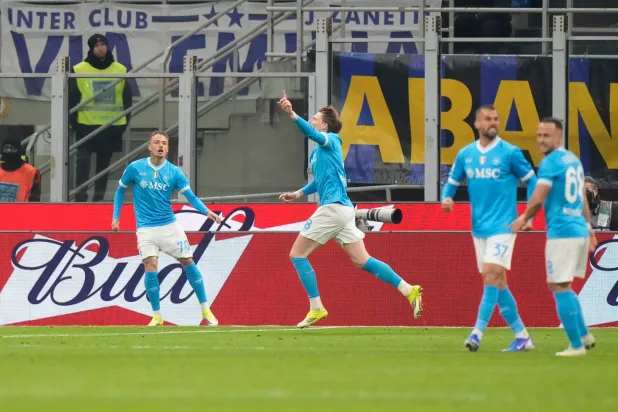 النجم الاسكوتلندي سكوت ماكتوميناي يحتفل بهدف التعادل القاتل لنابولي (أ.ب)